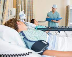 Presença e atuação do profissional de Enfermagem é importante para tranquilizar o paciente na realização das cirurgias (Reprodução/Cofen)